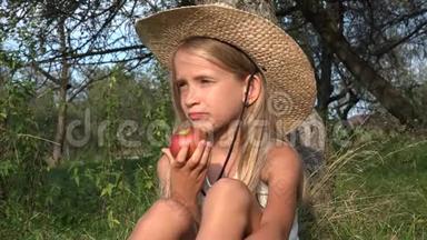 在村庄院子里吃苹果，在<strong>果园</strong>里吃水果的<strong>农夫</strong>女孩